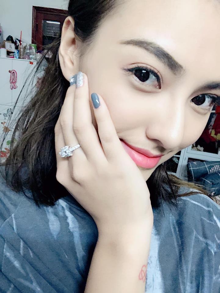 Hồng Quế gây nhức mắt với trang phục ren gợi cảm, lại còn uốn éo tạo dáng chốn phòng the-1