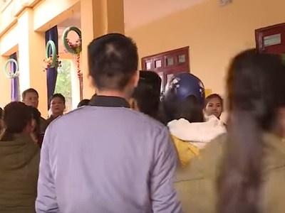 Phụ huynh tố đưa thịt gà hôi thối vào bếp ăn, công an đến trường làm việc-3