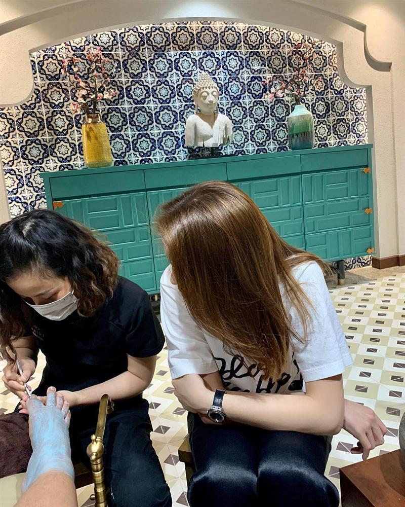 Hoa hậu Kỳ Duyên sát sao quan sát khi nhân viên chăm sóc khách hàng-2