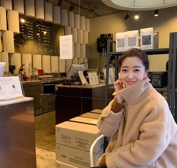 Nhan sắc nữ MC Hàn Quốc gây sốt khi tác nghiệp trên nóc khách sạn Daewoo-10