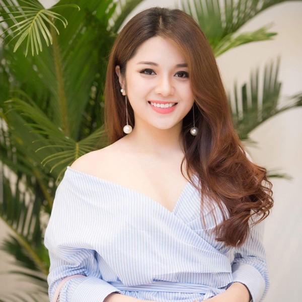 Đã tìm ra toàn bộ thông tin của nữ MC đọc bản tin thể thao đang xôn xao vì ăn mặc trễ nải trên truyền hình-4