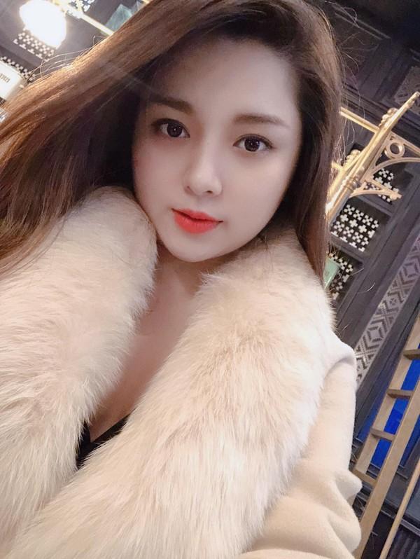 Đã tìm ra toàn bộ thông tin của nữ MC đọc bản tin thể thao đang xôn xao vì ăn mặc trễ nải trên truyền hình-6