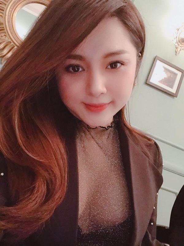 Đã tìm ra toàn bộ thông tin của nữ MC đọc bản tin thể thao đang xôn xao vì ăn mặc trễ nải trên truyền hình-8