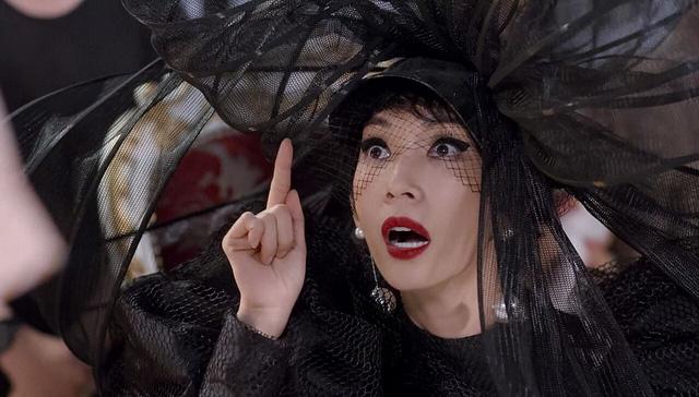 Chết cười với phong cách thời trang siêu cấp đồng bóng của Xuân Lan-8