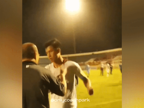 Hiếm ai thương học trò như thầy Park: Ngồi trên khán đài cũng cố tìm bằng được Tiến Dũng, Đức Chinh