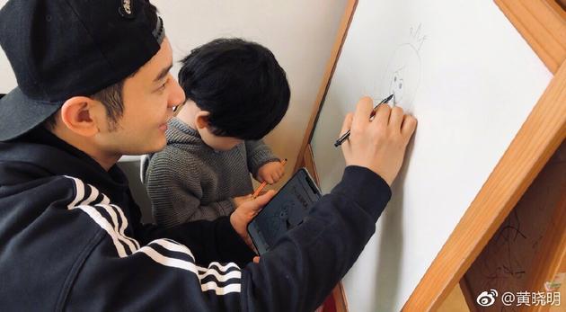 Mặc kệ tin đồn ly hôn bủa vây, Huỳnh Hiểu Minh cùng con trai tự tay tặng quà tặng sinh nhật Angela Baby-2