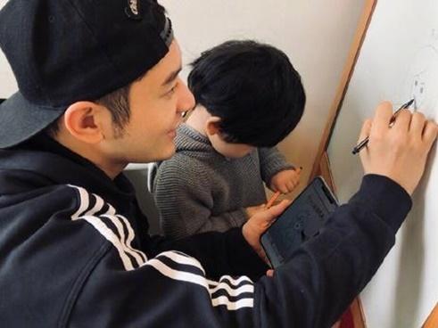 Mặc kệ tin đồn ly hôn bủa vây, Huỳnh Hiểu Minh cùng con trai tự tay tặng quà tặng sinh nhật Angela Baby