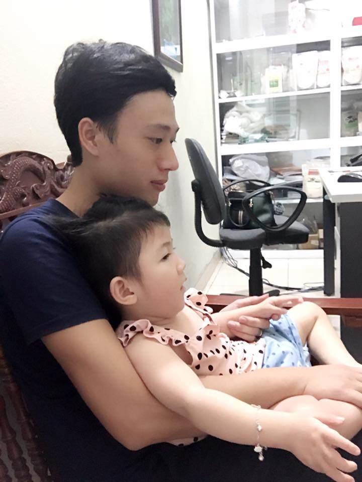 Gần 3 năm được nhận nuôi, đến cả mẹ nuôi cũng xuýt xoa trước ngoại hình cao lớn của bé gái suy dinh dưỡng ở Lào Cai-3