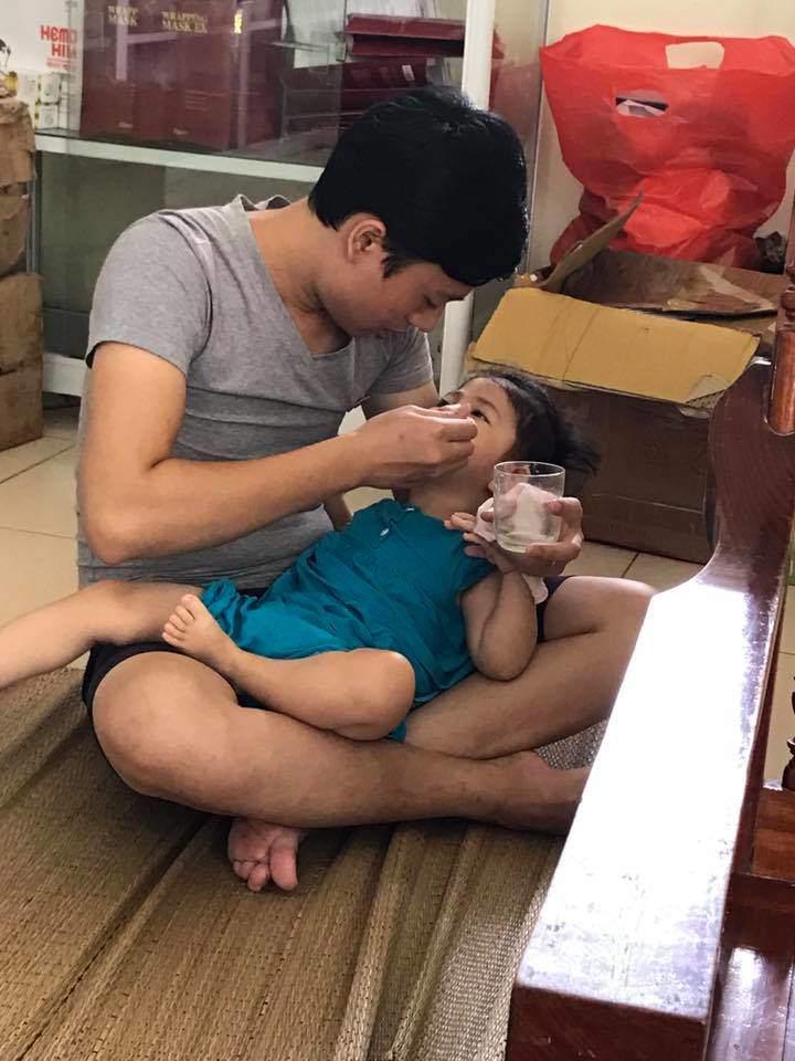 Gần 3 năm được nhận nuôi, đến cả mẹ nuôi cũng xuýt xoa trước ngoại hình cao lớn của bé gái suy dinh dưỡng ở Lào Cai-4