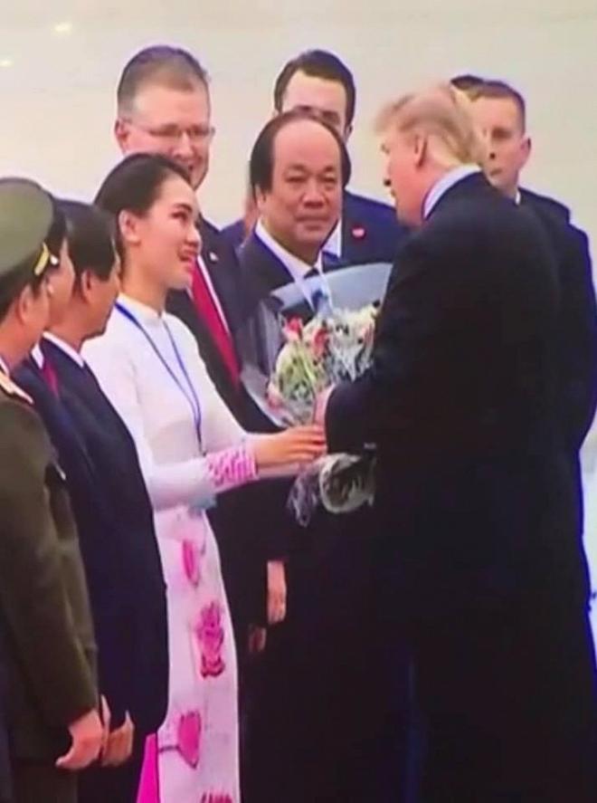 Thêm nữ sinh nổi tiếng vì được chọn tặng hoa tiễn Tổng thống Donald Trump về Mỹ-1