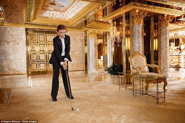 Bí mật thú vị giúp quý tử út của ông Donald Trump ngày càng điển trai-2