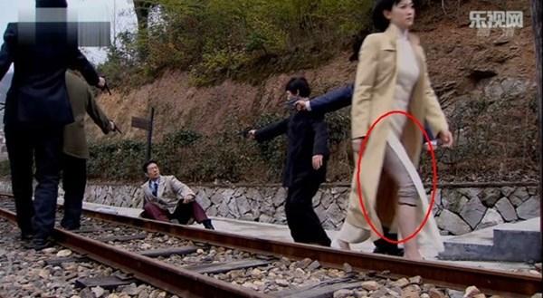 Thái tử mặc quần Adidas, vua Càn Long đi giầy sneaker... chẳng có gì là không thể ở phim cổ trang Trung Quốc-7