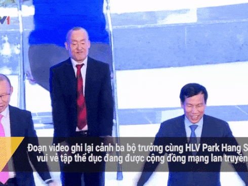 Cộng đồng mạng sốt xình xịch với clip thầy Park tập thể dục cùng loạt Bộ trưởng của Việt Nam