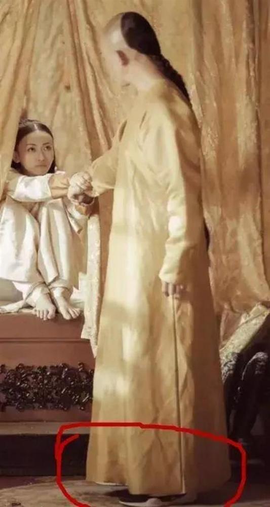 Thái tử mặc quần Adidas, vua Càn Long đi giầy sneaker... chẳng có gì là không thể ở phim cổ trang Trung Quốc-5