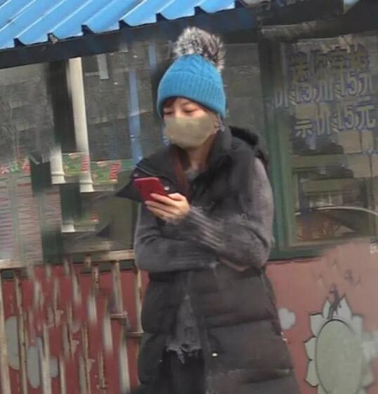 Triệu Vy gây shock với hình ảnh phì phèo thuốc lá, dung nhan xập xệ chẳng còn chút nào én nhỏ năm xưa-1