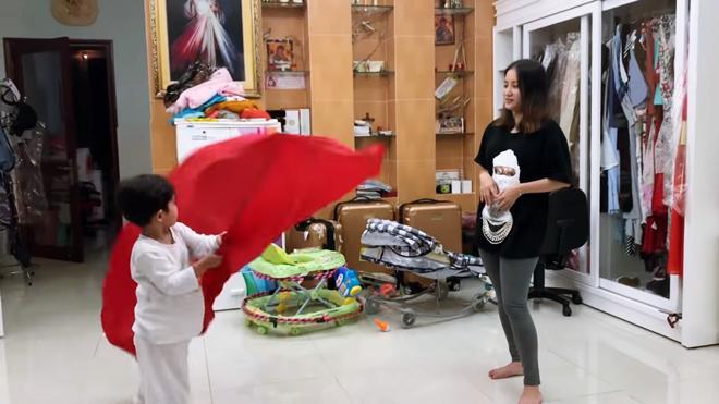 Tiểu hoàng tử nhà Khánh Thi - Phan Hiển trổ tài thầy giáo con dạy học sinh mẹ múa cờ cực dễ thương-2