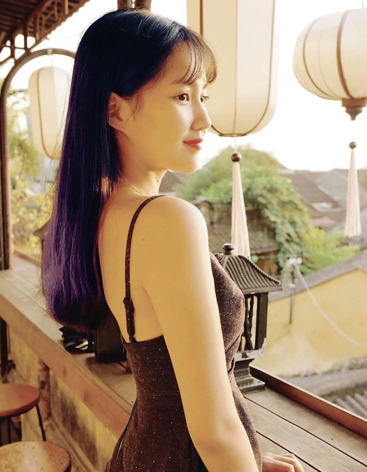 Bùi Tiến Dũng mua đôi tất vẫn phải rút ví bạn nhưng lại tỏ ra giàu có, bo cho người bán hẳn 1 nghìn-10