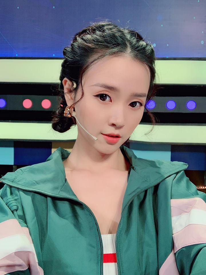 Bùi Tiến Dũng mua đôi tất vẫn phải rút ví bạn nhưng lại tỏ ra giàu có, bo cho người bán hẳn 1 nghìn-2