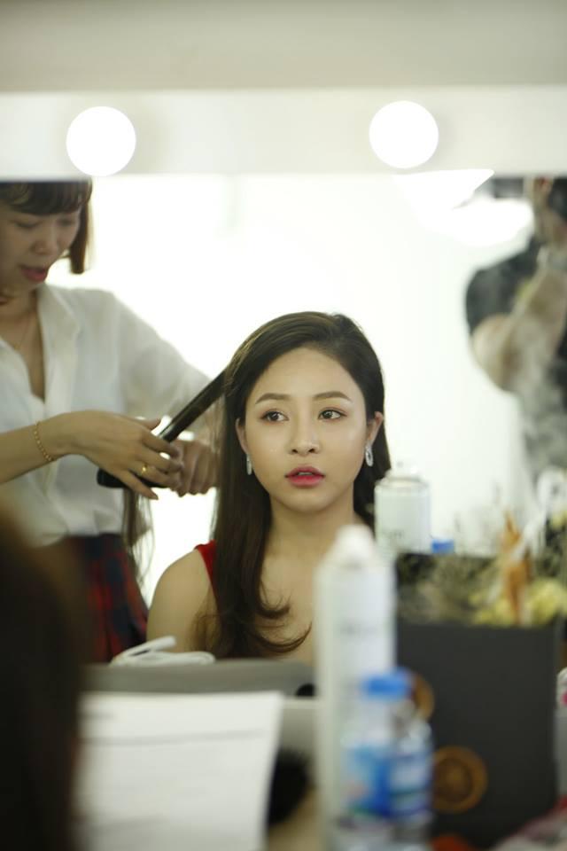 Bùi Tiến Dũng mua đôi tất vẫn phải rút ví bạn nhưng lại tỏ ra giàu có, bo cho người bán hẳn 1 nghìn-9