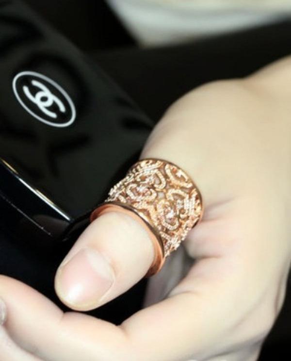 Cách đeo nhẫn chuẩn phong thủy để tình duyên viên mãn, tài lộc dồi dào may mắn cả năm-3