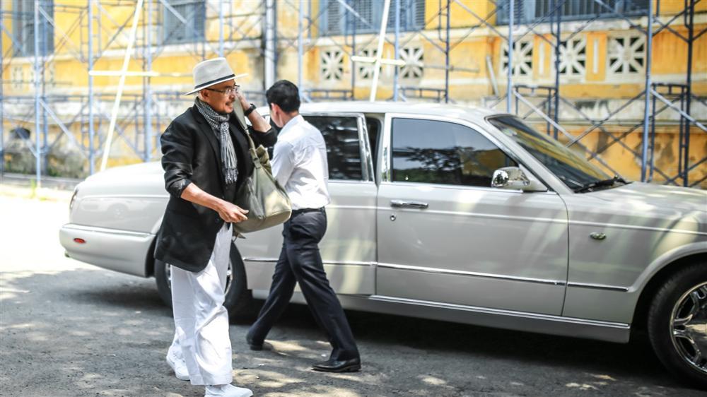 Ông Đặng Lê Nguyên Vũ hỏi Tiền nhiều để làm gì? trong khi bản thân đi đôi giày bảo hộ lao động giá 75.000 đồng-4