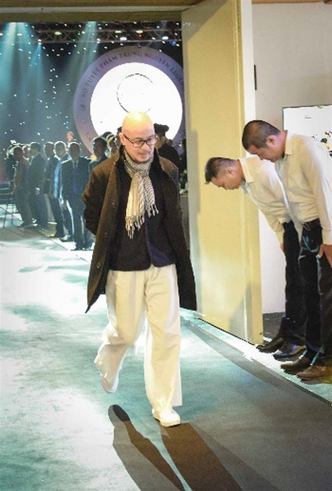 Ông Đặng Lê Nguyên Vũ hỏi Tiền nhiều để làm gì? trong khi bản thân đi đôi giày bảo hộ lao động giá 75.000 đồng-5