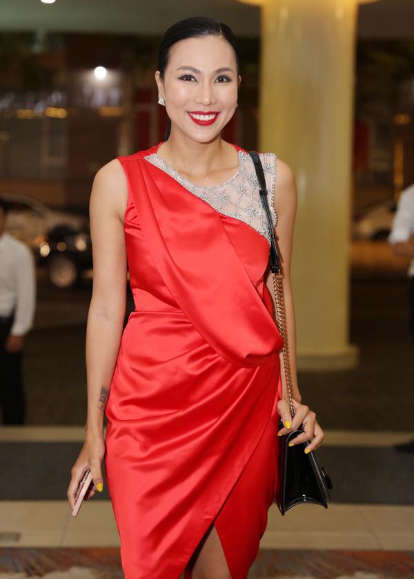 SAO MẶC XẤU: Diva Hồng Nhung rườm rà - siêu mẫu 70 tuổi diện bodysuit mém lộ hàng-3