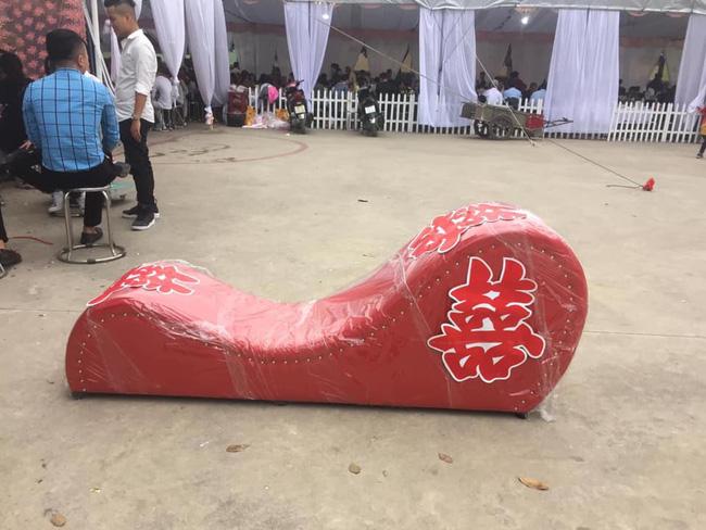 Tặng bạn ghế tình yêu trong ngày cưới, anh chàng khiến người nhìn lắc đầu: Đúng người nhưng sai thời điểm rồi-1