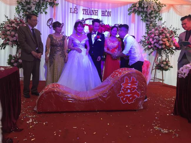 Tặng bạn ghế tình yêu trong ngày cưới, anh chàng khiến người nhìn lắc đầu: Đúng người nhưng sai thời điểm rồi-2