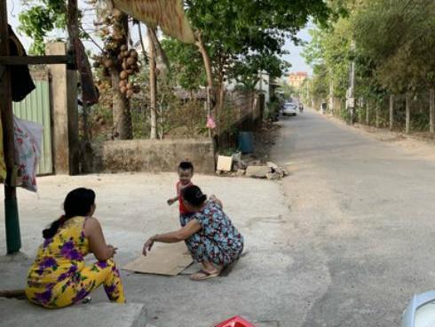 Mẹ tá hỏa xem camera, thấy con bị người đàn ông lạ vào nhà bế đi-3