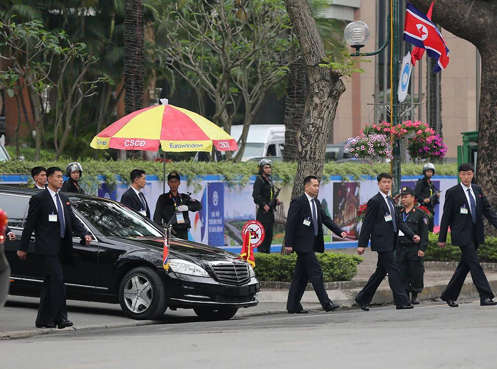 Đội vệ sĩ áo đen Triều Tiên mặt lạnh băng rời khách sạn Melia-3
