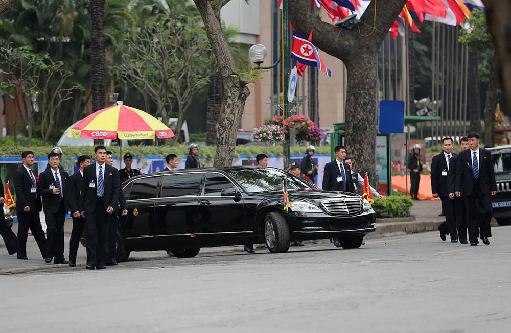 Đội vệ sĩ áo đen Triều Tiên mặt lạnh băng rời khách sạn Melia-4