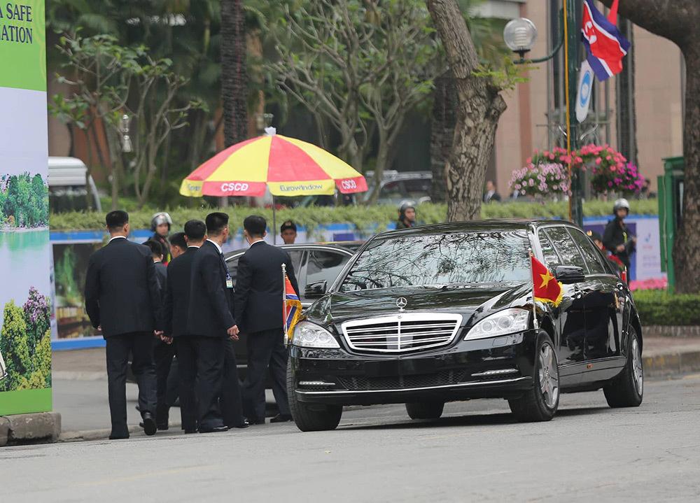 Đội vệ sĩ áo đen Triều Tiên mặt lạnh băng rời khách sạn Melia-7