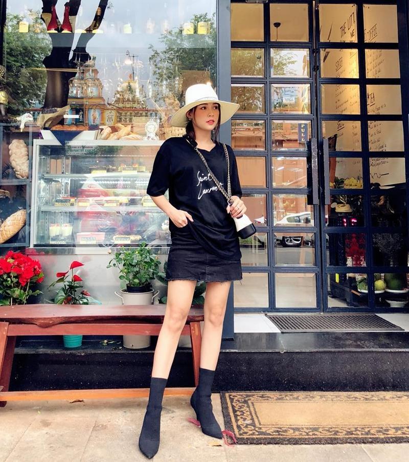 STREET STYLE SAO VIỆT: Hà Hồ khoe vòng 1 táo bạo với mốt áo trong suốt - Sơn Tùng mặc quần đùi đi dép lê vẫn đẳng cấp-6