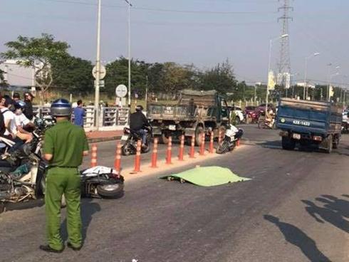 Cố vượt xe tải, nam sinh tông phải cọc tiêu phân làn tử vong thương tâm