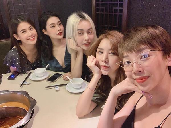 Hội bạn thân hot girl nổi tiếng: xinh đẹp, tài giỏi và không kém phần lầy lội-4