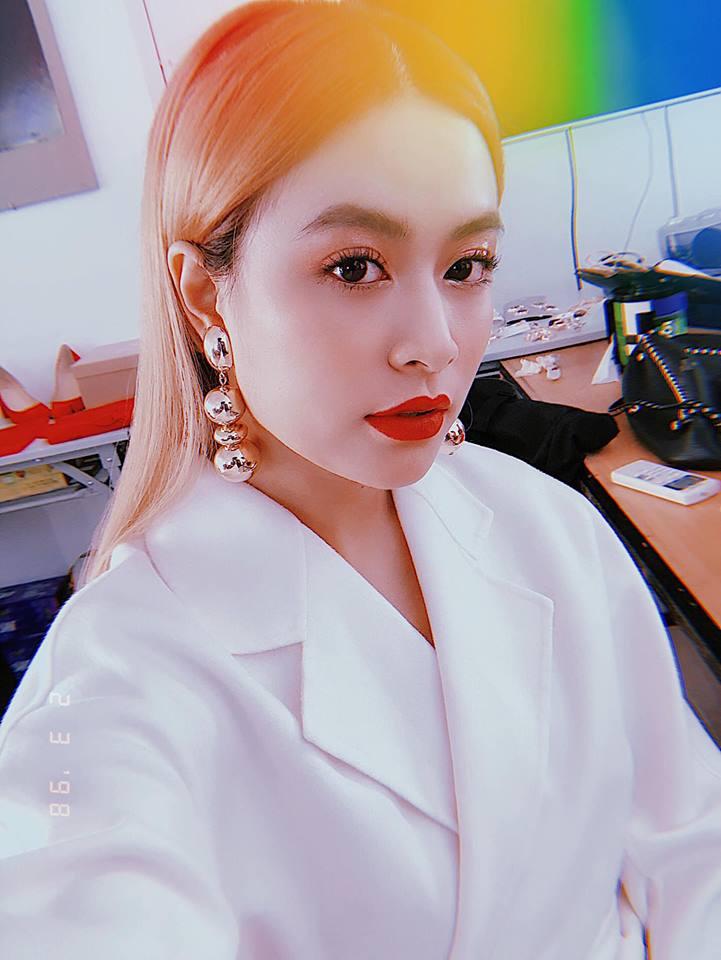 Khoe mái tóc vàng chóe và đồ hiệu ngập nhà, Hoàng Thùy Linh bỗng hoang mang vì nhận ra mình đã khác quá khứ-1