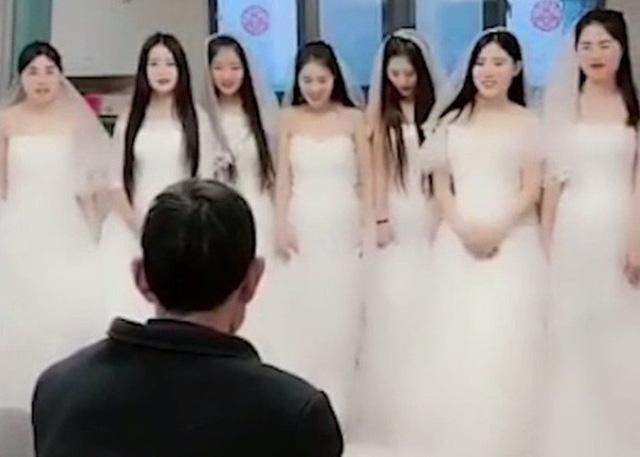 7 cô dâu đứng trước mặt 1 người đàn ông và câu chuyện đằng sau về lòng hiếu thảo gây xúc động-1