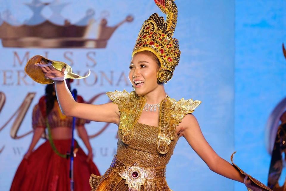 Chiêm ngưỡng top 10 bộ Quốc phục ĐỘC - ĐẸP nhất Hoa hậu chuyển giới quốc tế 2019-11