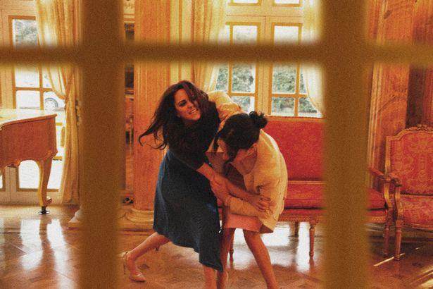 Hình ảnh gây sốc toàn tập: Công nương Meghan túm tóc, đánh nhau với chị dâu Kate ở ngay Cung điện-4