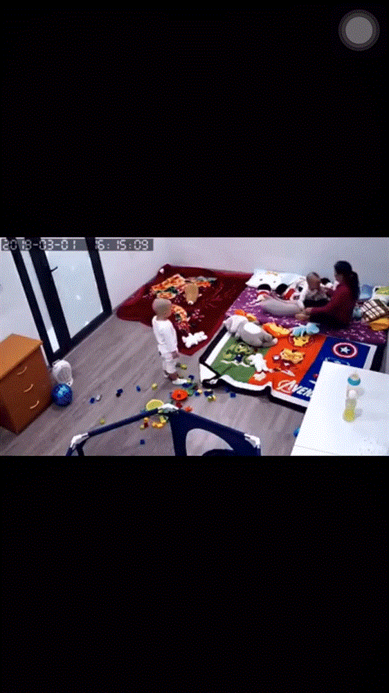 Phẫn nộ nữ giúp việc bạt tai, quăng quật bé trai 2 tuổi ở Hà Nội-2