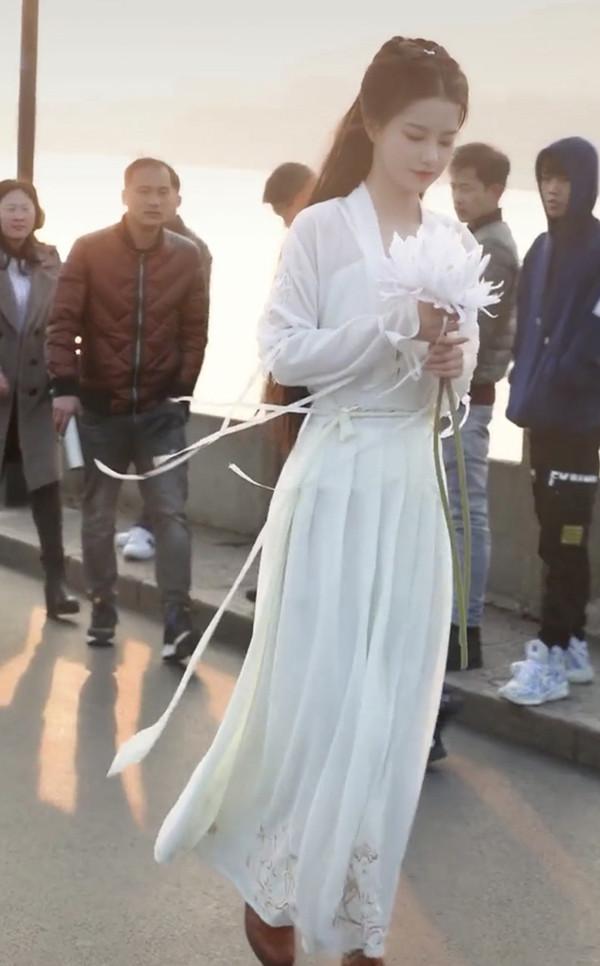 Nữ sinh sở hữu vẻ đẹp như tiên giáng trần khiến nhiều người trầm trồ khen ngợi-1