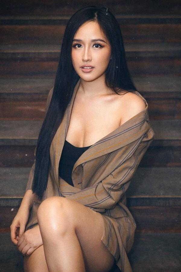 Đi uống cafe thôi mà Mai Phương Thúy gợi cảm hết nấc khiến Hoàng Thùy Linh nảy sinh ý định cầu hôn-4