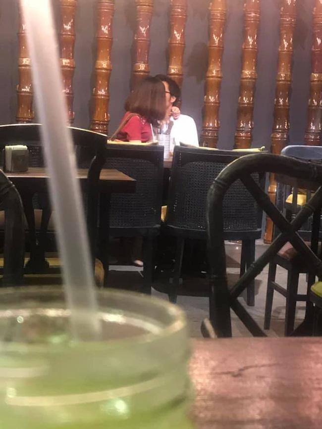 Cặp đôi gây sốc khi hôn nhau như nuốt lưỡi lại còn sờ soạng, liếm tai giữa quán ăn đông khách-1