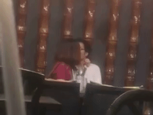 Cặp đôi khoác trên người đồng phục học sinh, nằm quấn nhau diễn cảnh nóng ở quán trà sữa khiến người xung quanh đỏ mặt quay đi-4