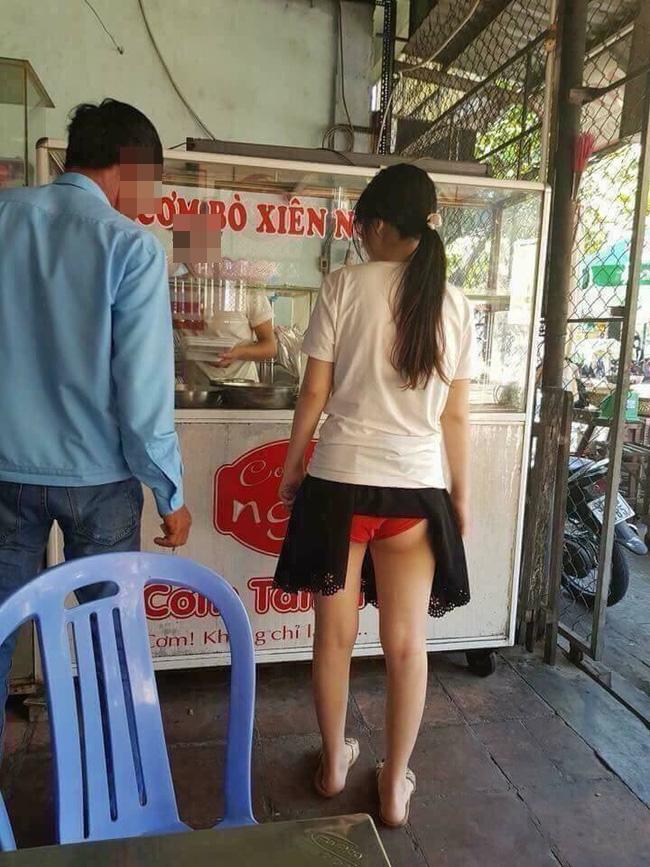 Mẹ trẻ công khai khoảnh khắc mặc váy ngắn để hở nội y màu đỏ làm dân tình không biết nên thương hay trách-1
