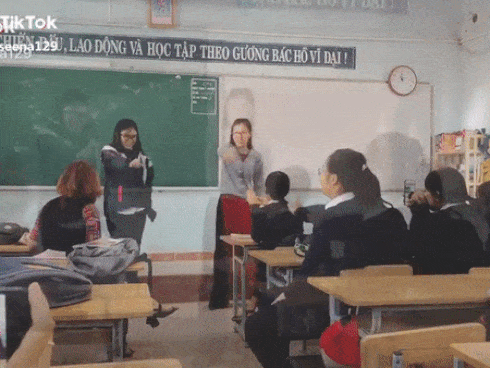 Dân mạng sôi sục trước loạt ảnh cô giáo trẻ ăn mặc táo bạo đứng trên lớp giảng bài-6