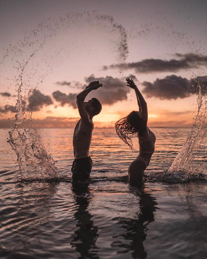 Đôi trẻ bị chỉ trích vì đu người ra khỏi tàu để chụp ảnh câu like-3