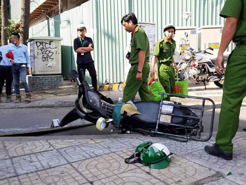 Ván gỗ rơi trúng đầu nam thanh niên đang chạy trên đường Sài Gòn-1