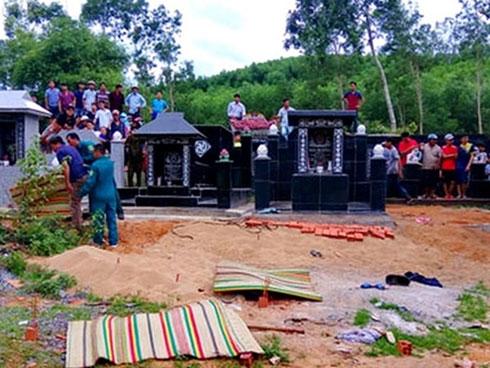 Rúng động: Nghi mẹ bị ma nhập, con trai kéo mẹ lên cạnh mộ cha rồi đánh đập, sát hại dã man-1